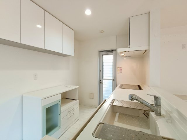 【キッチン】　作業スペースが広く、収納も充実したシステムキッチンです。