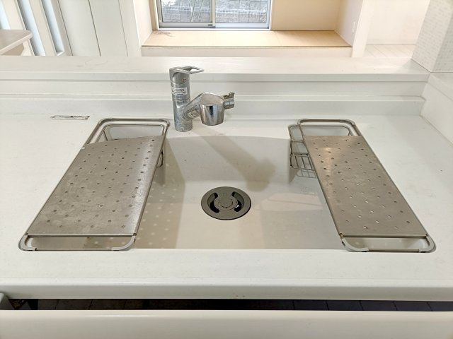 【シンク】　人造大理石のシンクは天板との継ぎ目がないためお手入れがラクラク♪
