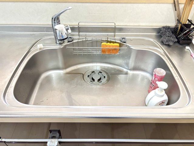 ワイドサイズのステンレスシンクは、大きな鍋やフライパンも洗いやすく、作業効率の高い設計。水はねしにくい深型仕様で清潔に保ちやすいのも魅力です。上部にスポンジラックがあり、使い勝手の良さが感じられます。