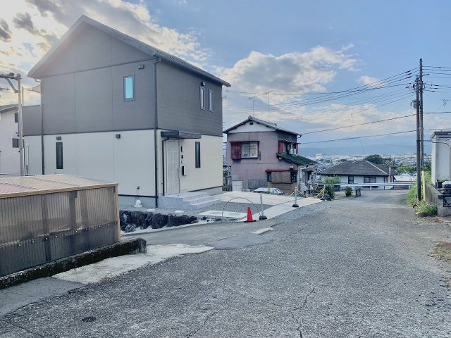 高台に位置しているので眺望、日当たり良好です。