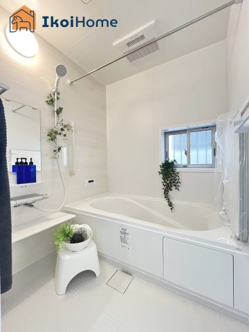 ◆同社施工例◆小窓があり換気良好の浴室です。清潔な空間を保てます。
