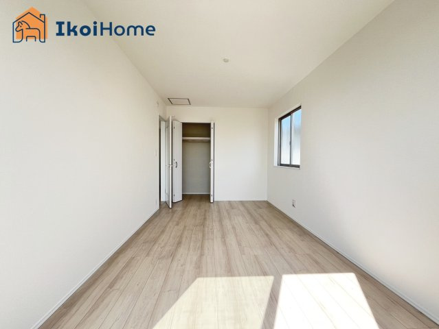 ◆同社施工例◆バルコニーに面した明るいお部屋です♪クローゼットも完備しております！