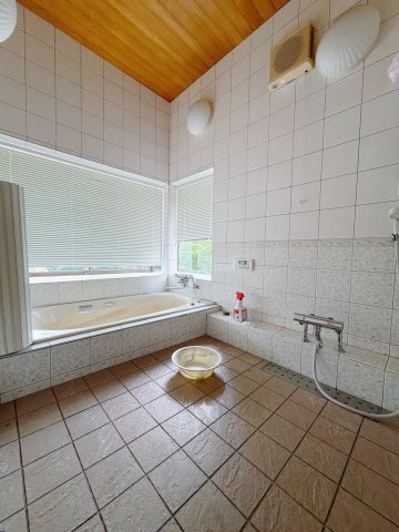 ■浴室｜まるで旅館、ホテルのようなバスルーム♪1日の疲れを癒す、ゆったりとしたバスタイムをぜひお過ごしください(*＾＾*)大きな窓付きで嬉しい♪