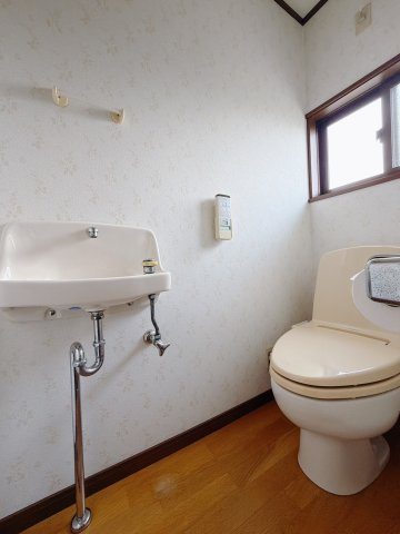 ■トイレ｜自然光が入る落ち着いた空間で1階と2階にトイレがございます♪ついつい長居してしまいますね♪