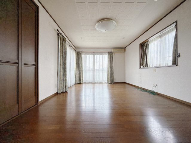 ■洋室｜「今日も一日お疲れ様」とゆったりくつろげる寝室。毎日の家事やお仕事に疲れた日はフカフカのベットで癒されてください。テレビや本棚をおいても快適な広さなのが自慢のお部屋です♪