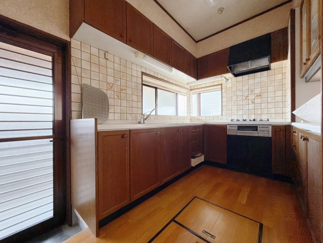 ■キッチン｜ワークトップの幅が広く、お子様といっしょにお料理やお菓子をつくったりと楽しむことができます。フラットなのでお掃除がしやすいのもポイントです♪