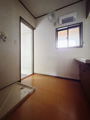 ■洗面室｜冬はストーブ、夏にはサーキュレーターを置き、快適に過ごすことができます♪