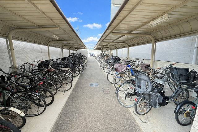 屋根付きで雨の日も安心の駐輪スペース。通路幅も確保されており自転車の出し入れがしやすい設計。台数も十分に確保されているためご家族での利用にも対応可能。日々の通勤・通学をしっかり支える便利な共用設備です