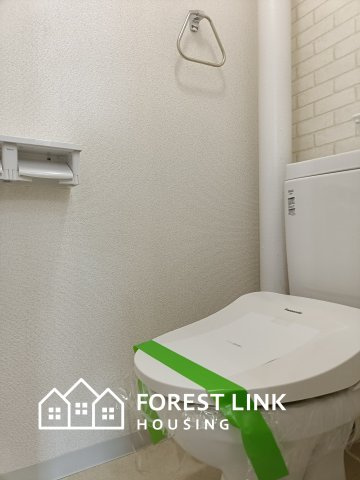 清潔感あふれるトイレ空間です。すっきりとしたデザインでお掃除も楽々。