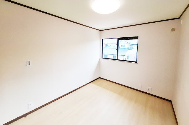 洋室1：約6帖の広さがあり、様々な用途で使いやすいお部屋です。クローゼットもあり。