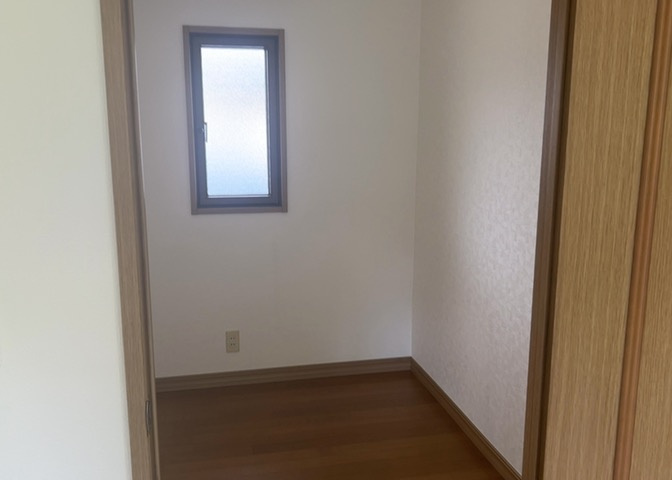 お部屋をすっきり保つために役立つ大容量のクローゼット収納です。お洋服や普段使わない季節物の荷物もすっきりと整理して納められるため、居室スペースを狭めることなく有効に使うことができます。
