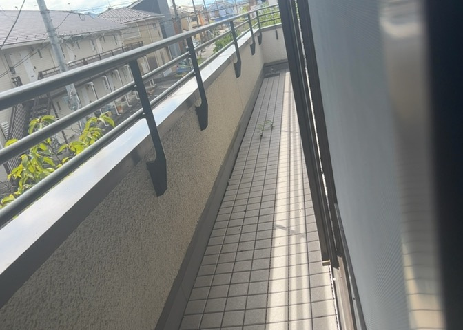 南面に配置されたワイドバルコニーは陽当たりと風通しが良好な空間です。お洗濯物を一度にたくさん干すことができ、日差しをたっぷり浴びてカラッと乾きます。布団などの大きめの洗濯物干しにも便利です。