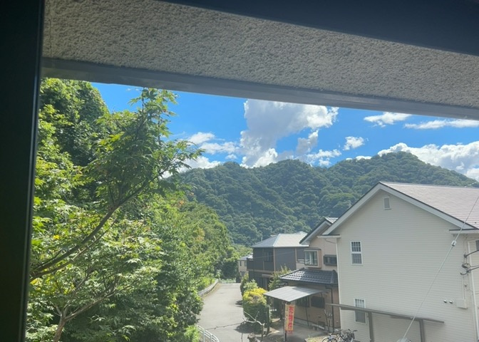 物件周辺は緑豊かで静かな住環境となっており、川沿いならではの爽やかな風を感じることができます。バルコニーや窓からは心地よい景色が広がり、家にいながら季節の移ろいを感じてリラックスできます。