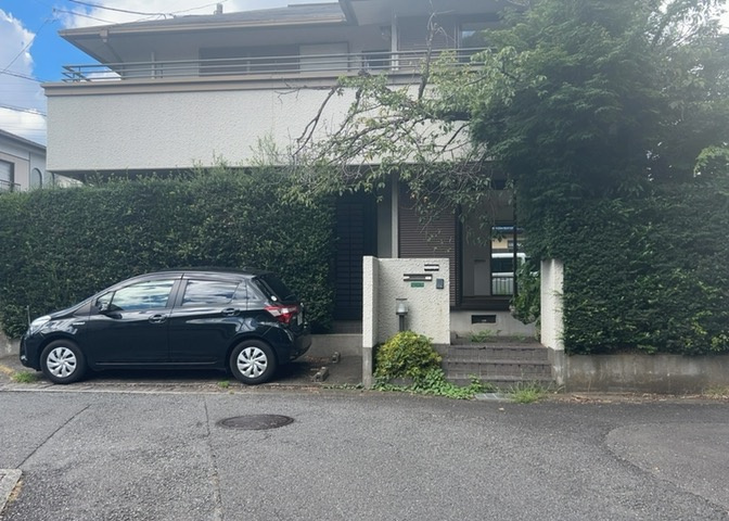 敷地内には自家用車をスムーズに停められるカーススペースが確保されています。平面駐車場のため出し入れもしやすく、重いお買い物袋を車からお部屋へ運ぶ際にも大変便利な動線となっております。