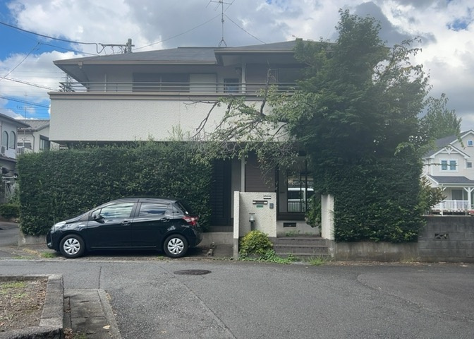 現地前面の公道は周辺交通量が少なめで静かな雰囲気が保たれた住宅街です。車の出し入れや歩行時も安心感があり、小さなお子様がいるご家庭や静かに暮らしたい方にも適した周辺環境が整っております。