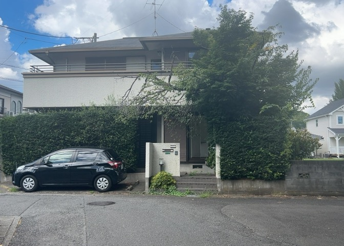 建物面積133．63平米の木造・軽量鉄骨造2階建て中古一戸建てです。4ＬＤＫのゆとりある間取り設計で、ファミリーでの生活に最適。日当たりの良い南西向きで暖かな暮らしを実現できます。
