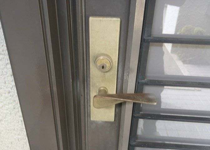 来訪者の顔を室内からしっかり確認できるＴＶモニタ付インターホンが設置されています。防犯面でも非常に安心感があり、小さなお子様のお留守番時や一人で過ごす時間も安全にお過ごしいただけます。