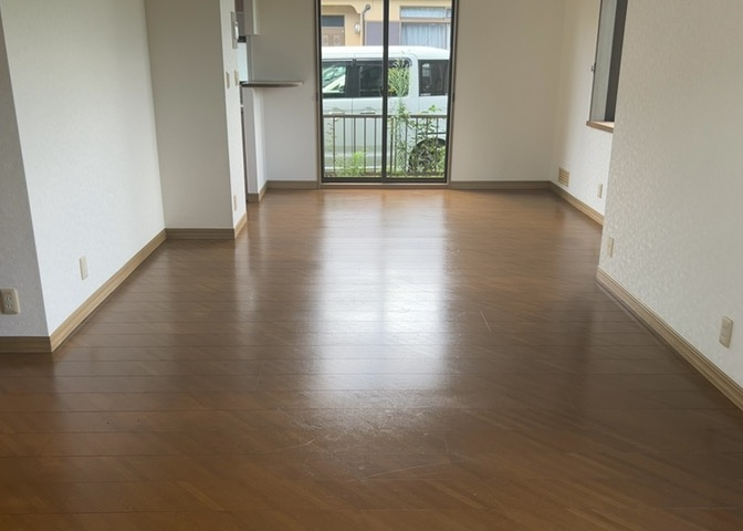 リフォーム済みのリビングダイニングは16帖のゆったりとした広さが確保されています。家族が集まるメインスペースとして、開放的で心地よい居心地を提供し、食事や団らんの時間を楽しく演出します。