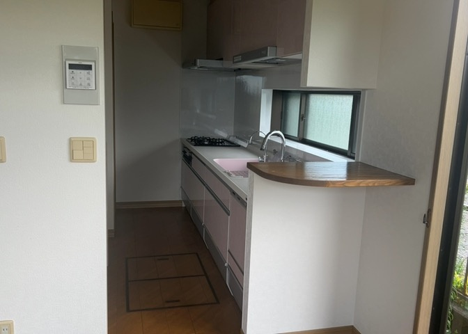 窓から自然光がたっぷりと差し込み風通しも良好なダイニングキッチン環境です。明るく清潔感ある空間で気持ちよくお料理が楽しめます。調理中の匂いもスムーズに換気でき、日々の家事時間がより快適になります。