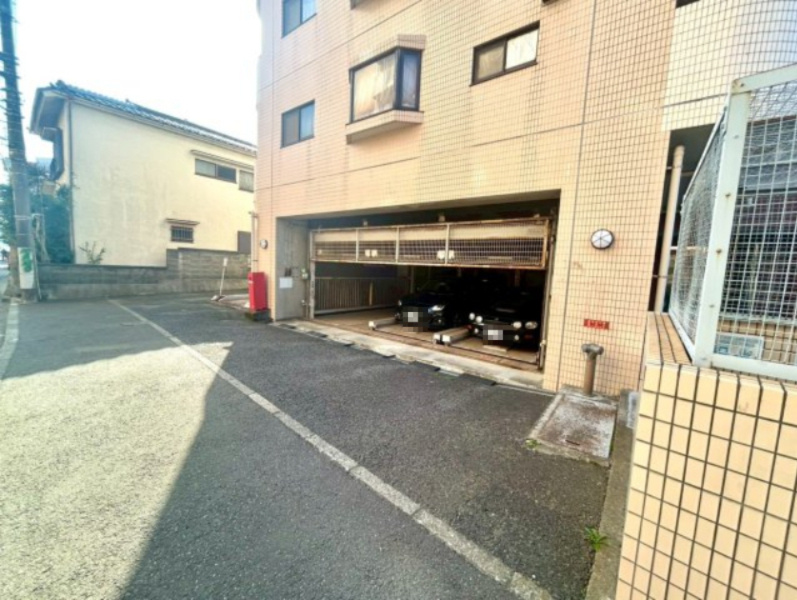 車一台あたりに必要なスペースは、標準サイズの普通自動車で横幅2m50cm、長さ5mは必要になります。ただし、乗降のことも考慮して横幅3m30cm、長さ5m50cmほどは確保できるところを選びましょう。