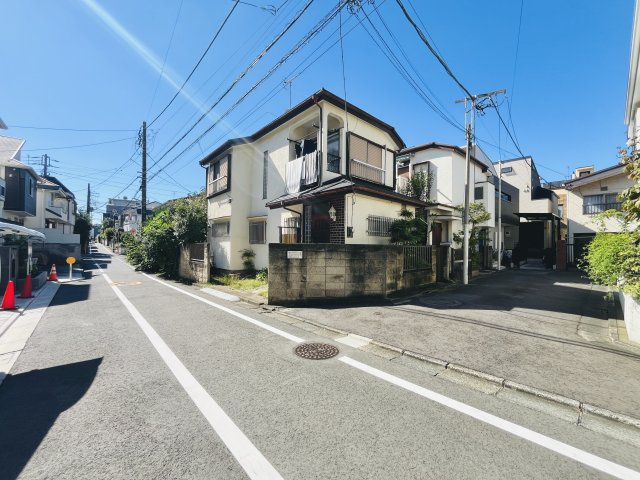 右が前面道路の入口。角は隅切りされていて斜めになっているので車の出し入れがしやすいです。