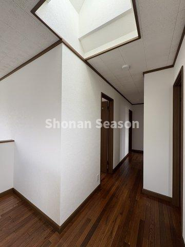 吹抜けから陽光差し込む明るいお住まいをぜひ現地にてご覧ください♪