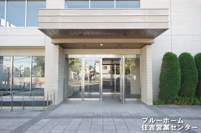 重厚感のあるエントランスです！オートロック付きでセキュリティー面も安心♪