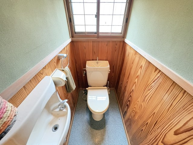 窓付きで明るく清潔感のあるトイレ空間です。自然換気が可能なため、常に快適な環境を保つことができます。シンプルな造りながらも使いやすさを重視した設計で、毎日気持ちよくご利用いただけます。