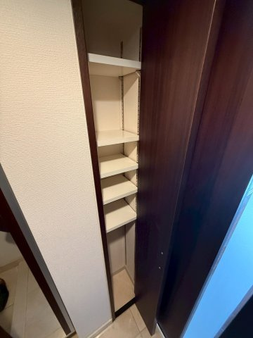 玄関廊下の収納です。