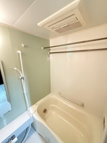 浴室暖房乾燥機付きのバスルームです。
