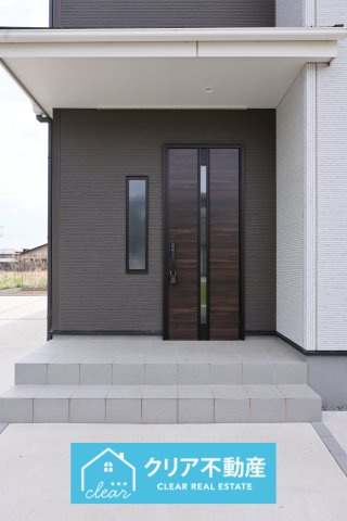 木目調のドアがお洒落な玄関です♪