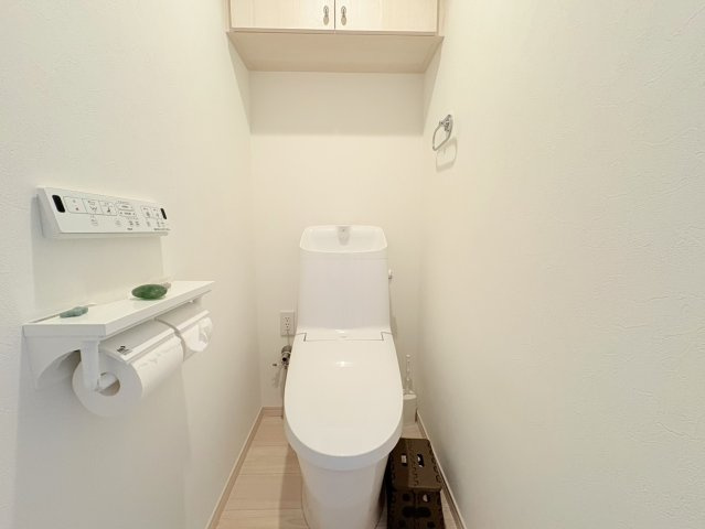 白を基調とした清潔感あふれるトイレです。温水洗浄便座を備えており、毎日快適にご使用いただけます。手洗い器付きのため使い勝手が良く、ご家族はもちろん来客時にも便利です。上部には吊戸棚を設置しています。