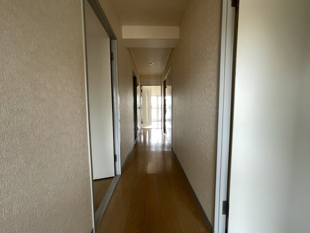 玄関側からLDKへと続く廊下は、各洋室や水まわりへアクセスしやすい動線となっています。居室とLDKを廊下で分けることで、家族それぞれのプライベート空間を確保しやすいのもポイントとなっております。