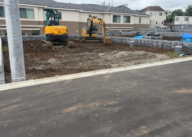 土地の面積＝住宅面積ではありません。建ぺい率の問題などで、土地のある場所によって住宅を建てられる面積は限られています。高さもしかり、「土地」という言葉の中には、建築条件も含まれると考えておきましょう。