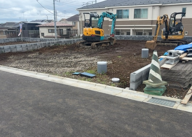 現地に行くなら、物件の周囲の地形がどうなっているかを見ることも大切です。周辺より低くなっている土地では、大雨などで水が集まりやすいため、地盤が弱くなっているということも考えられるため、注意が必要です。