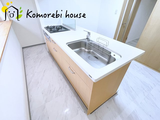 同時調理がしやすい3口コンロにグリルも搭載。大きな鍋もしっかり置ける広めのシンクで作業がしやすく、毎日の料理がより快適になるキッチンです。