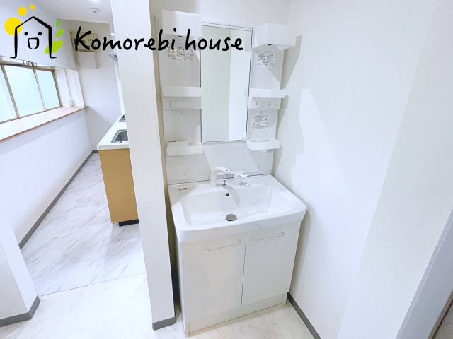 白を基調とした清潔感のある洗面台。シンプルで上品なデザインが空間に明るさをプラスします。