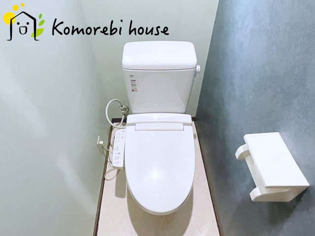 温水洗浄機能（ウォシュレット）標準装備で、毎日のトイレ時間がより快適に。やさしい温水洗浄で清潔を保てるだけでなく、冬場のヒヤッと感を軽減する暖房便座も嬉しいポイント。