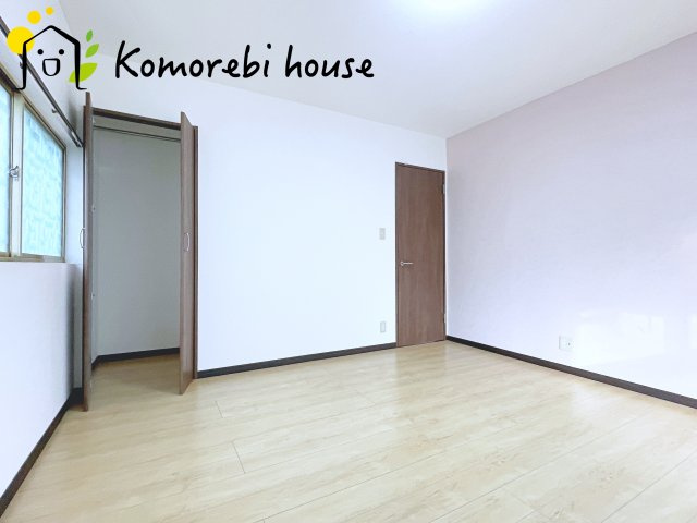 一日の疲れをゆっくり癒せる主寝室は、ベッドを置いてもゆとりある広さが魅力。収納完備で衣類もスッキリ収まり、静かで落ち着いた空間が快適な眠りをサポートします。