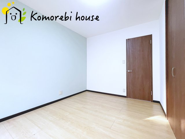 リビングでは散らかりがちな玩具も、この部屋ならパッと片づけられる収納動線。遊びと生活をうまく切り替えられる子どもに優しい一室です。