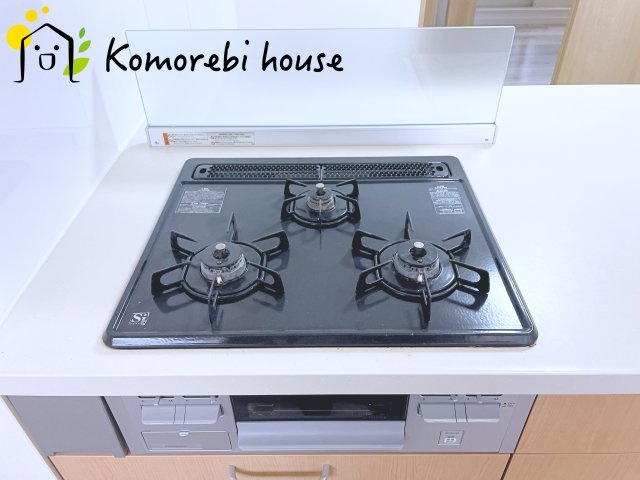同時調理が叶う3口コンロと便利なグリル付き。忙しい朝のお弁当作りも、夕食の複数メニューもスムーズにこなせる頼れる設備です。