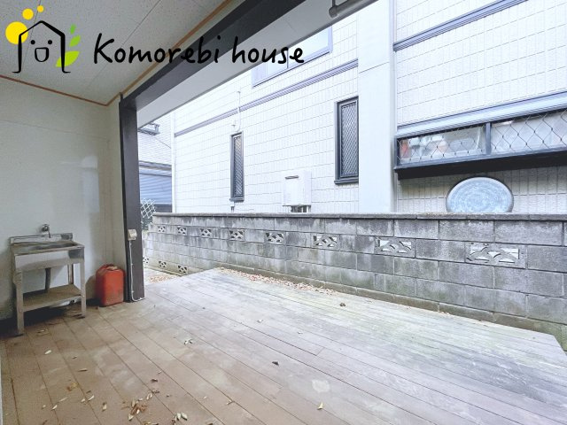 珍しいウッドデッキ付きのお庭になります。DIYなど趣味のお時間にも有効活用できます。