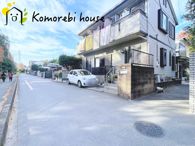 前面道路は決して広くないものの、交通量が少なく安心。落ち着いた住環境が、家族の日々の暮らしを支えます。