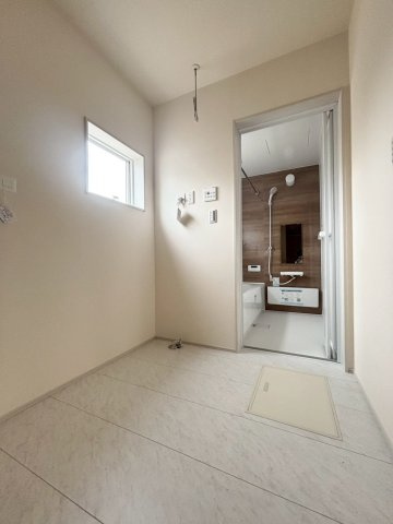 ランドリールーム内にちょっとしたカウンター（作業台）を設ければ、乾いたシャツをその場でパッと畳んだり、アイロンを掛けたりできます。家事楽々な回遊動線で毎日の洗濯にかかる時間と労力をグッと減らせます！