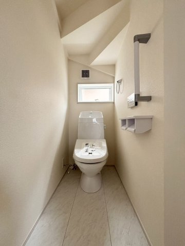階段下のスペースを有効活用したコンパクトなトイレです！上部に小窓と換気扇が設置されているため、明るい光が差し込み、いつでもしっかりと空気の入れ替えができて、こもりがちなニオイもスッキリします！