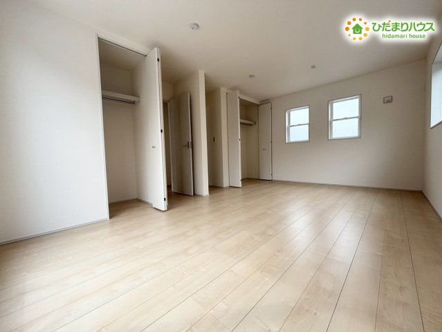 大きなベッドを置いてもゆとりのある11.7帖の主寝室です！窓から心地よい風が通り抜け、毎朝すっきりと目覚めることができます☆奥にはクローゼットがあり、衣類を分けて綺麗に収納可能です！