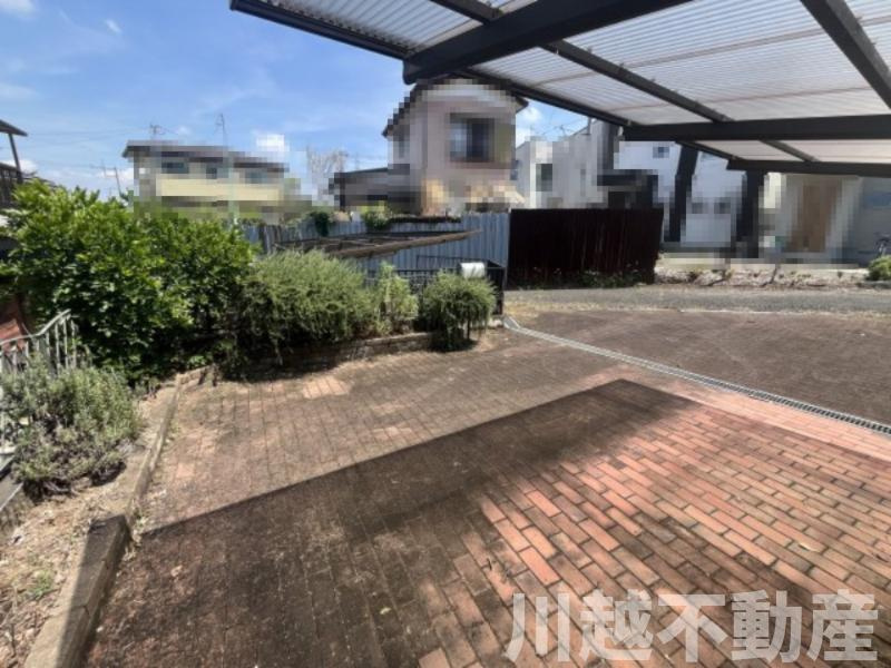 1台分は屋根付きカーポートです