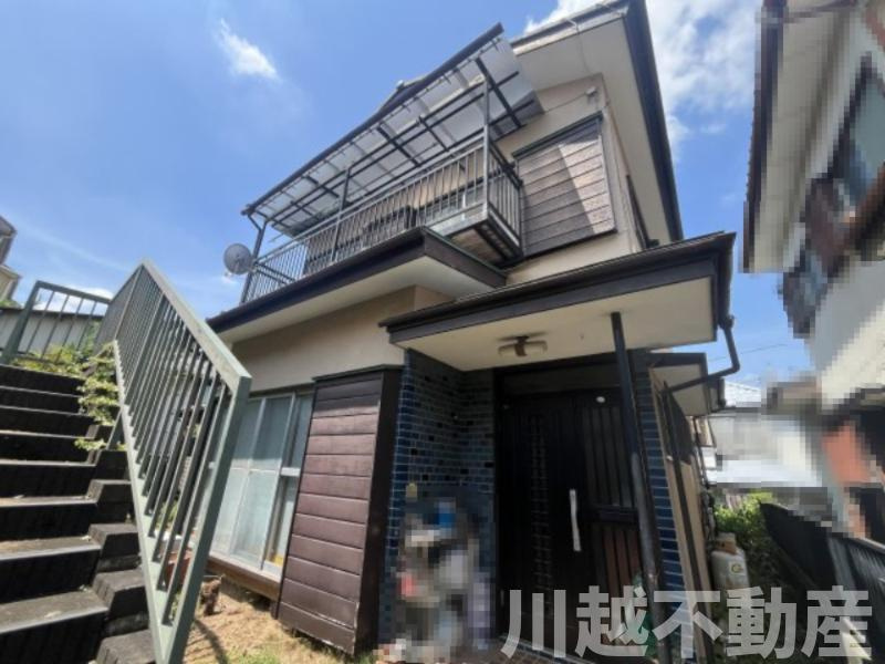 玄関より建物を見上げた外観