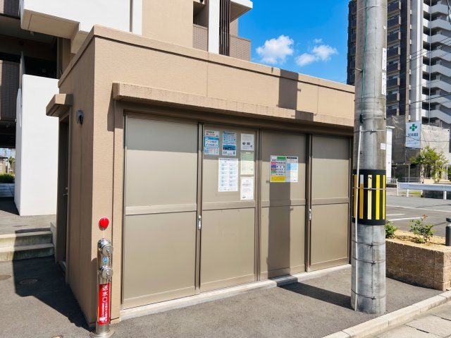 敷地内に設けられた専用のゴミ置き場。建物とは独立したスペースとなっており、扉付きのためゴミが外から見えにくく、周辺環境にも配慮されています。住戸から敷地外へ大きく移動することなくゴミ出しが可能です。