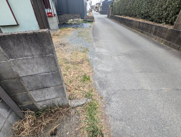 　近くにスーパー・ドラッグストア・コンビニがあります。生活利便性の高い土地になっています。